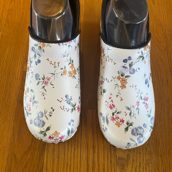 Bjork Professional linnea  floral leather NWB clogs - Picture 2 of 8